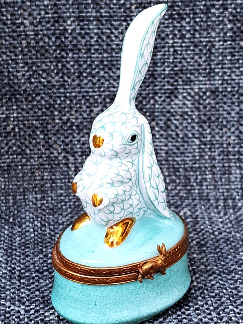 SCARCE LIMOGES FRANCE BUNNY RABBIT TRINKET BOX PEINT MAIN CHARMING BLUE WHITE